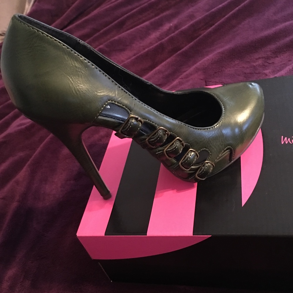 Michael Antonio Unique Green Pump